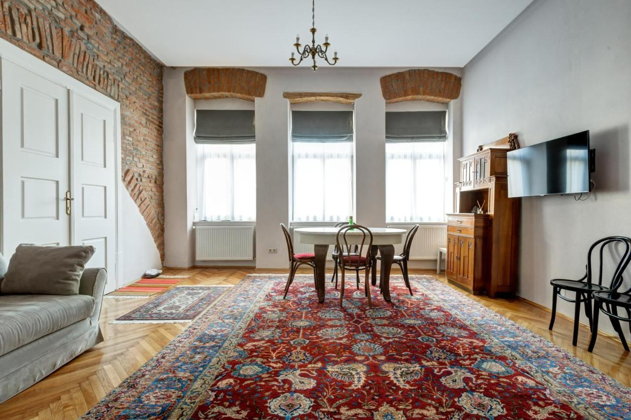 Apor Apartment *