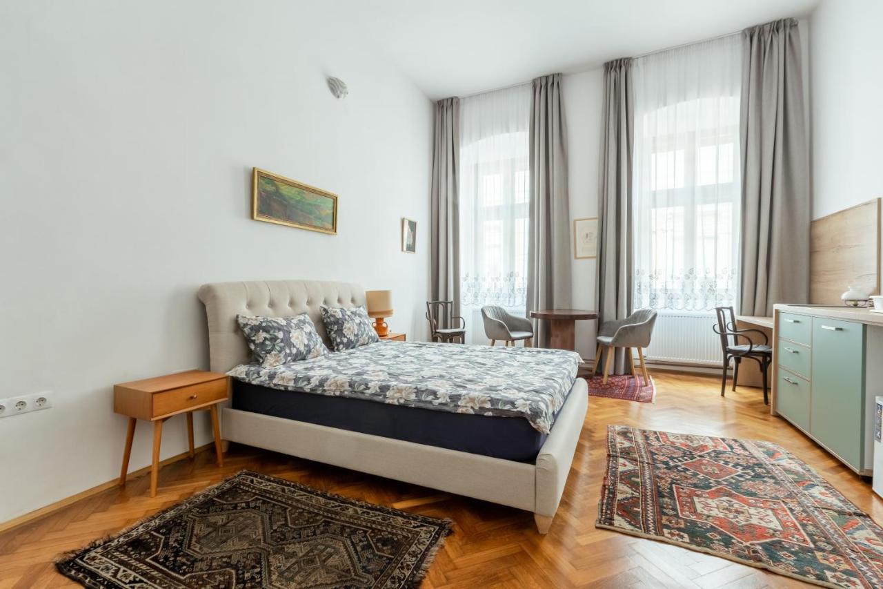 Apor Apartment *